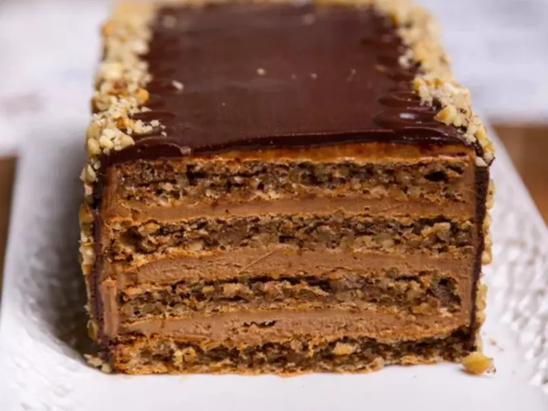 Prăjitura Mănăstirească, o bunătate vegană, umedă și plină de nuci, perfectă pentru postul de Crăciun