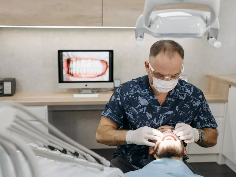 Implant dentar preț: ce diferențe există între brandurile de implanturi dentare