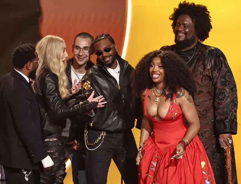 Imagine de colecție la Grammy 2026: Kendrick Lamar și SZA, flancați de producătorii Jack Antonoff și Sounwave, au fost felicitați pe scenă de legendara Cher. Echipa a sărbătorit triumful piesei „Luther”, care a câștigat prestigiosul trofeu pentru „Albumul Anului”.