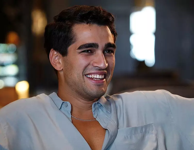 Cine este Mert Ramazan Demir, actorul care face furori la turci cu serialul “Yali Çapkini”. Îl putem vedea și la Netflix