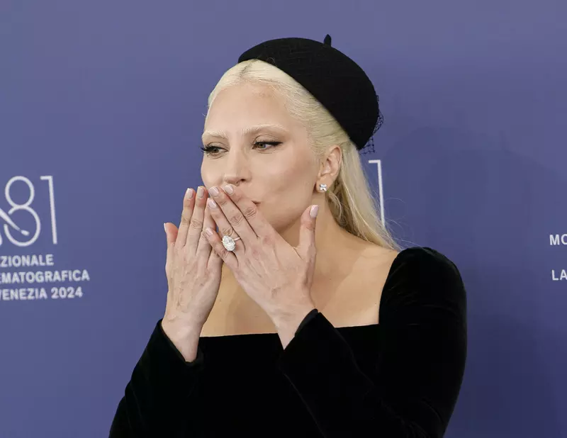 Lady-gaga-poarta-inelul-de-logodnă-cu-diamant
