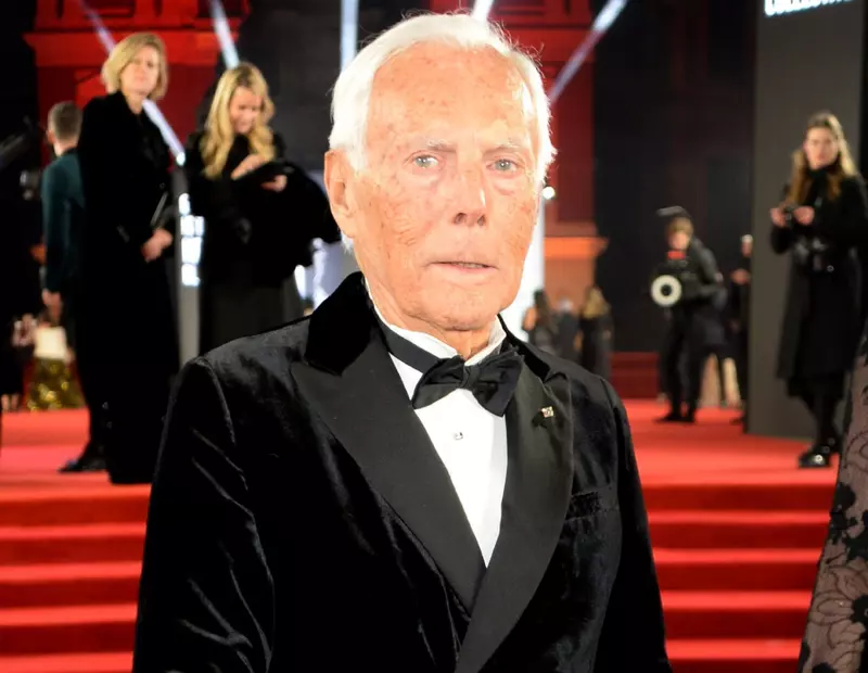 Giorgio armani spune ce nu trebuie să lipsească din garderoba femeilor