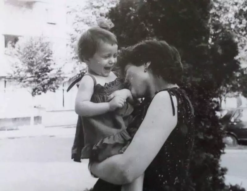 Lora, cântăreață de muzică pop, în copilărie, alături de mama ei