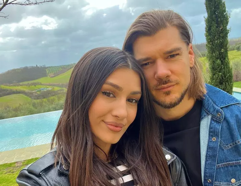 Alina Eremia s-a logodit cu iubitul ei, Edi Barbu. Primele imagini cu inelul de logodnă