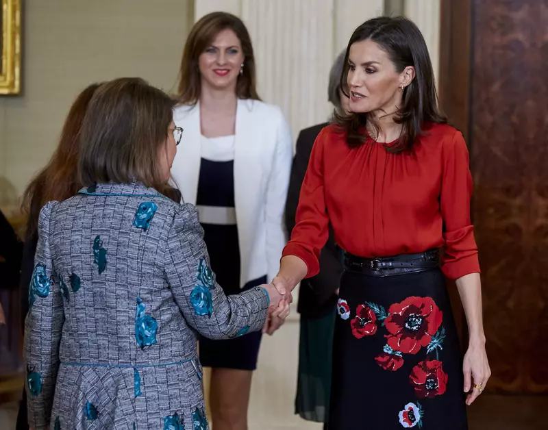 Regina Letizia a Spaniei fustă cu maci