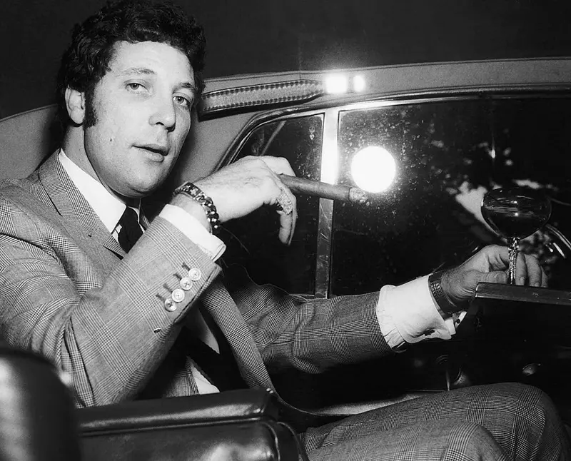 Controversata viață amoroasă a lui Tom Jones. I-au trecut 250 de femei prin pat, deși nu s-a despărțit niciodată de soție
