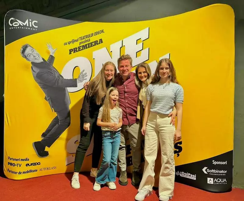 pavel-bartos-alaturi-de-sotia-lui-si-fiicele-lor-la-premiera-one-man-aproape-show.-cum-s-au-fotografiat-6