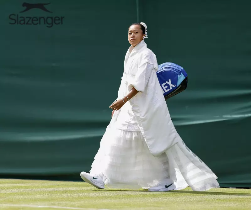 Jucătoarea de tenis Naomi Osaka sosind pe teren la turneul de la Wimbledon 2026 înainte de meciul din primul tur
