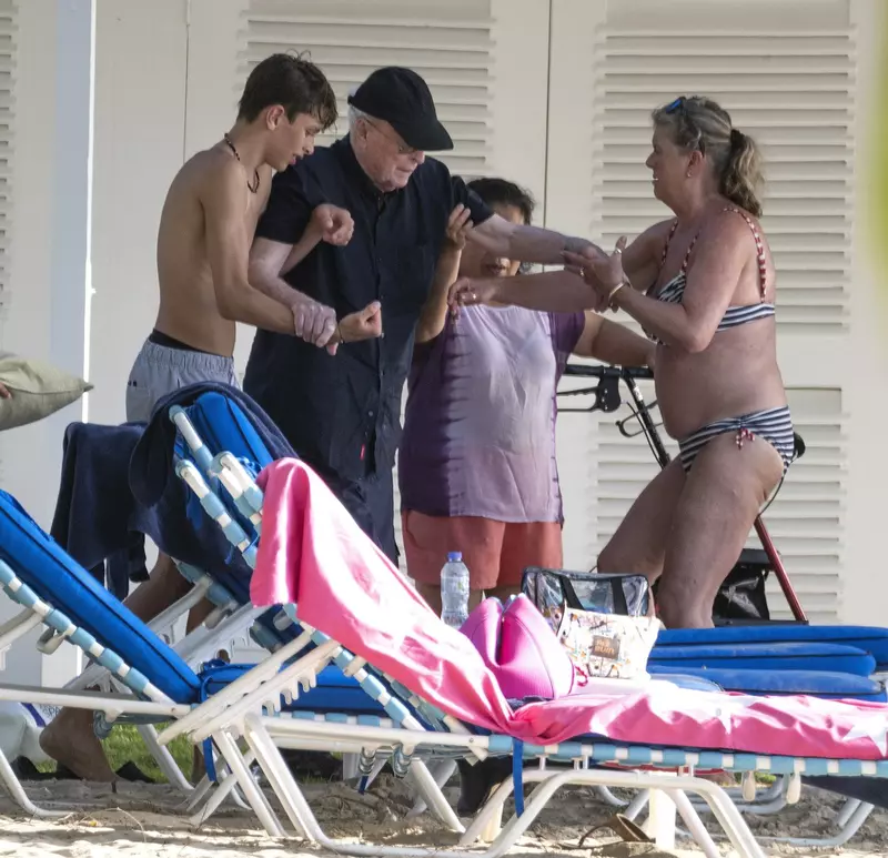 Michael Caine, vacanță relaxantă în Barbados. Cum a fost surprins pe plajă actorul de 90 de ani