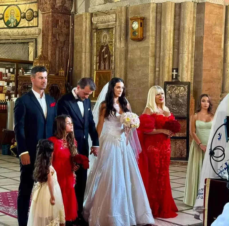 Elena Udrea a fost nașă și a purtat o rochie roșie cu trenă FOTO Facebook (1)