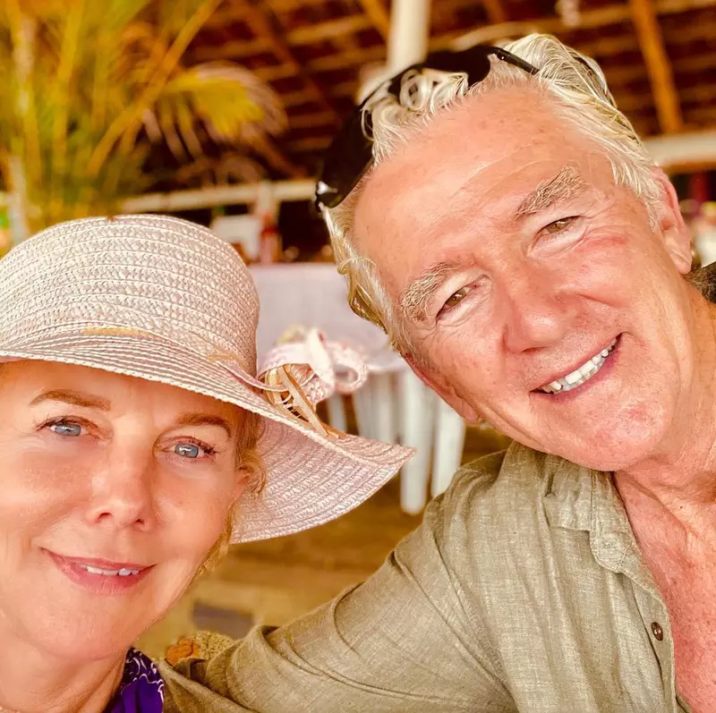 Patrick-Duffy-fotografiat-in-timp-ce-se-saruta-cu-iubita-sa-pe-o-strada-din-Santa-Barbara-2