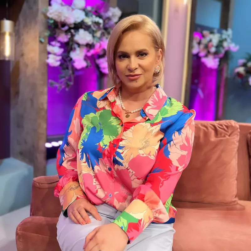 paula chirila in bluza inflorata