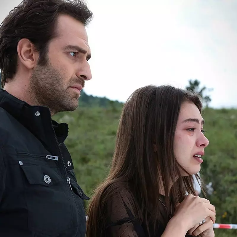 Nu ratați! Diseară se termină serialul „Dragoste infinită” (Kanal D), cu Neslihan Atagül şi Burak Özçivit (1)