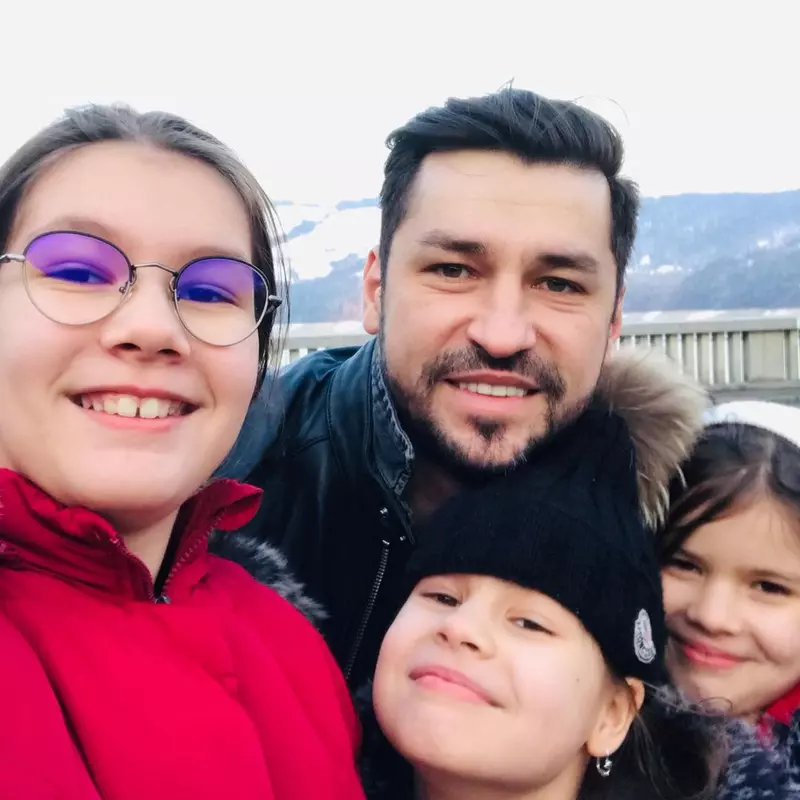 Doru Todoruț si cele trei fiice ale sale. Instagram (3)