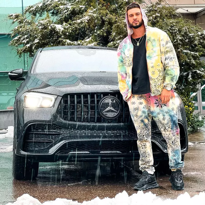 Dorian Popa conduce o mașină electrică (2)