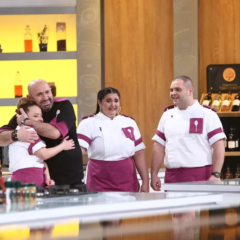 „Chefi la cuțite”. Cine sunt semifinaliștii sezonului 9