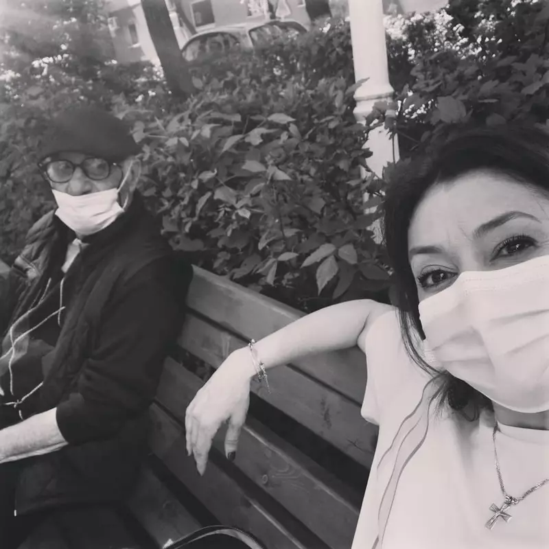 Oana-Sarbu-va-urca-pe-scena-alaturi-de-tatal-ei-cunoscutul-om-de-teatru-Romulus-Sarbu.-Ce-proiect-au-impreuna-2