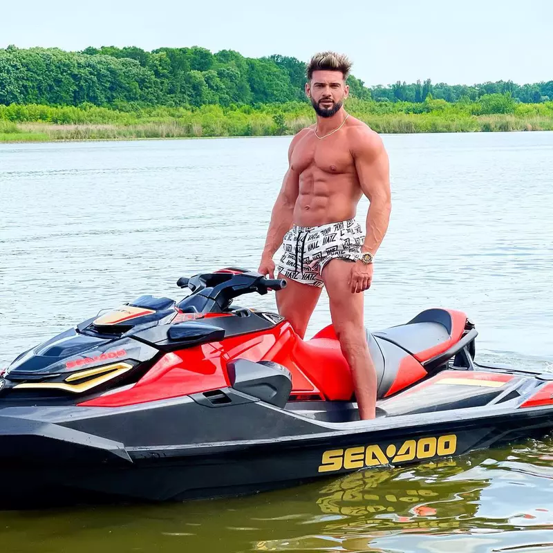 Cat-de-mult-l-a-ajutat-pe-Dorian-Popa-aspectul-fizic-in-cariera..