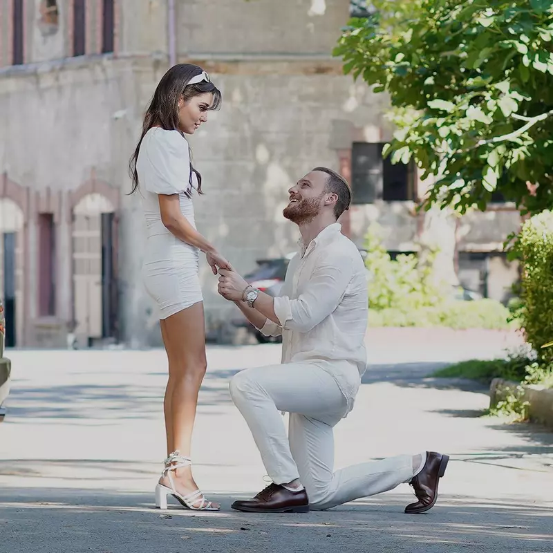 Hande-Ercel-si-Kerem-Bursin-actorii-din-„Dragostea-pluteste-in-aer-2