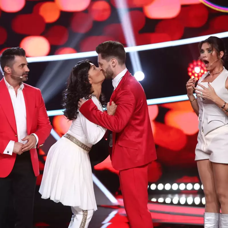 anca-turcasiu-s-a-sarutat-cu-un-dansator-de-la-antena-1-1-1