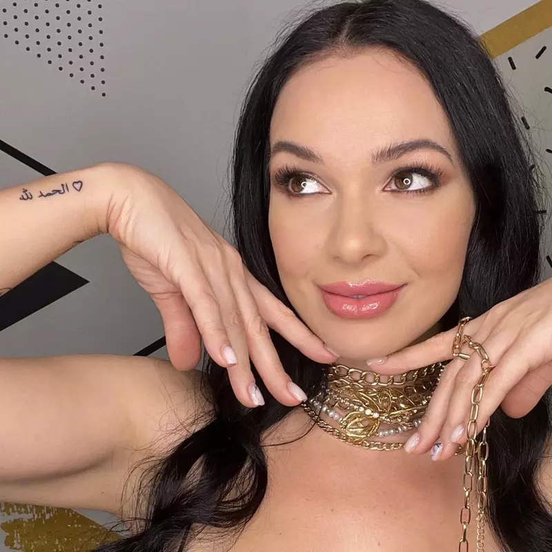 deea-maxer-despre-cum-i-s-a-schimbat-viata-dupa-divortul-de-dinu.-artista-nu-mai-este-singura-2