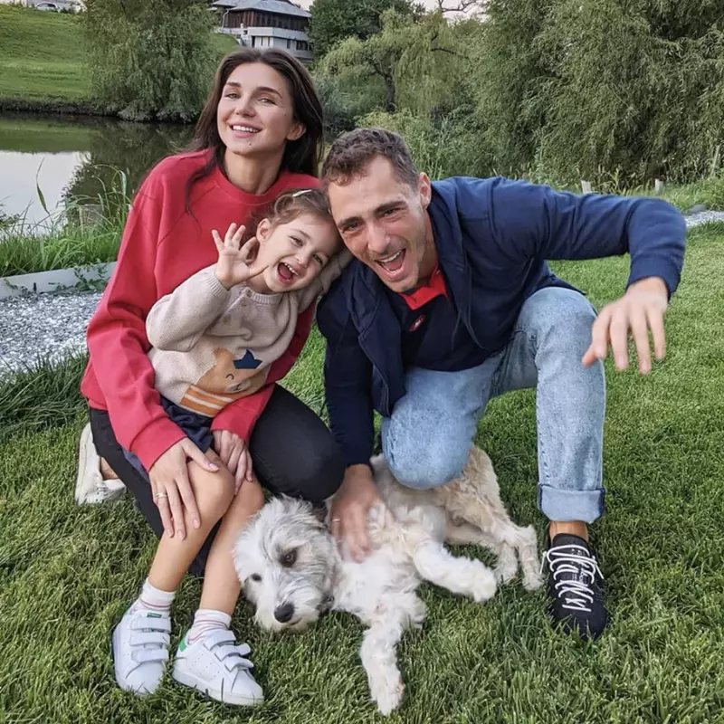 Vladimir Drăghia, Alice Cavaleru, fiica lor Zora și câinele familiei Loco
