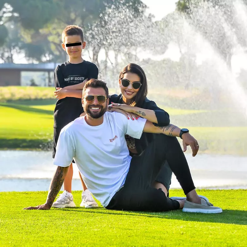 Adrian Mutu, soția lui, Sandra, și fiul lor, Tiago