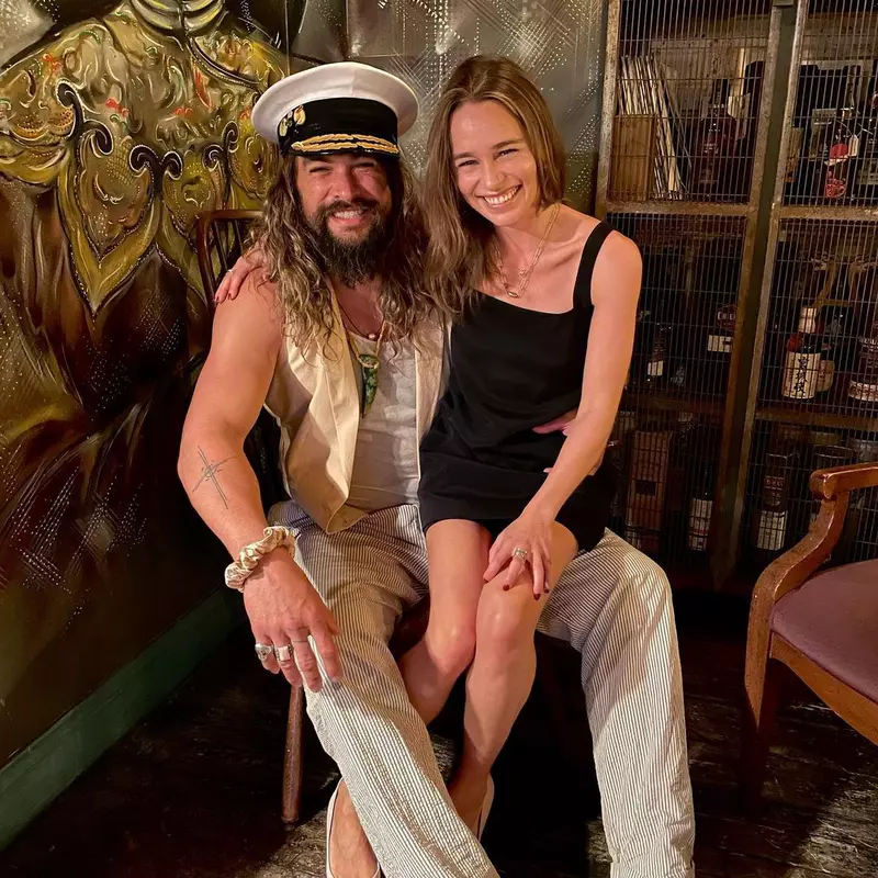 Emilia Clarke și Jason Momoa, imaginea cu peste 4 milioane de aprecieri. Mama dragonilor și-a reîntâlnit soțul (1)