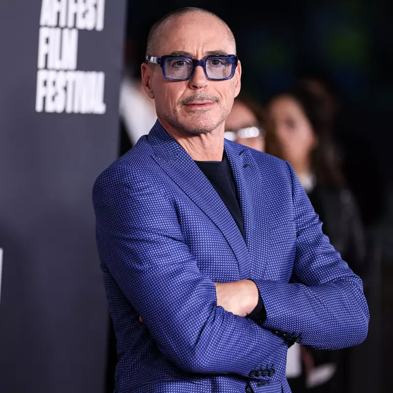 Robert Downey Jr. are un nou look, după ce copiii l-au ras în cap
