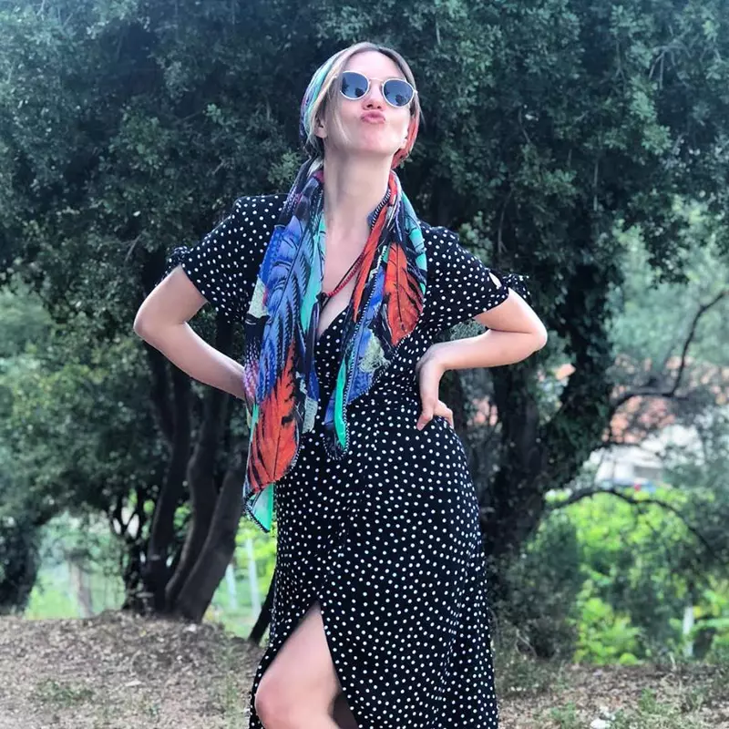 Cum arată Adela Popescu în costum de baie