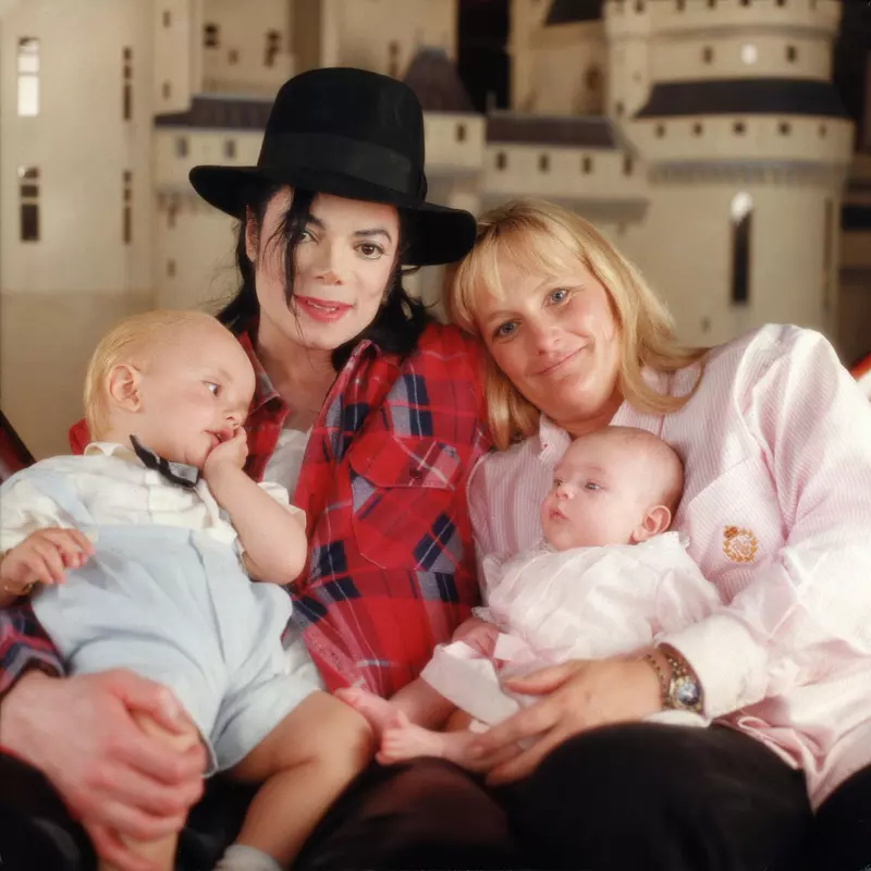 Debbie Rowe cu Michael Jackson și cei doi copii, Prince si Paris, pe vremea cand aveau doar câțiva ani
