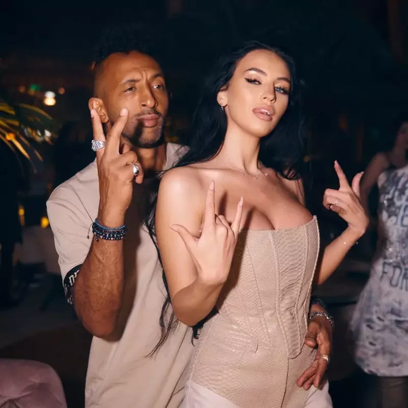 Kamara a cerut-o în căsătorie pe iubita lui  (1)