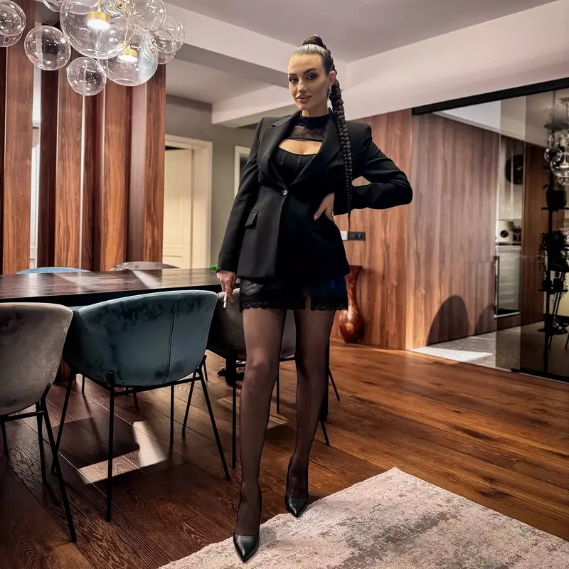 Ana Porgras într-un costum negru, cu burtica de gravidă la vedere