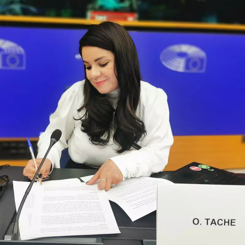 Cu-ce-se-ocupa-acum-Oana-Tache-dupa-ce-a-devenit-mama-2