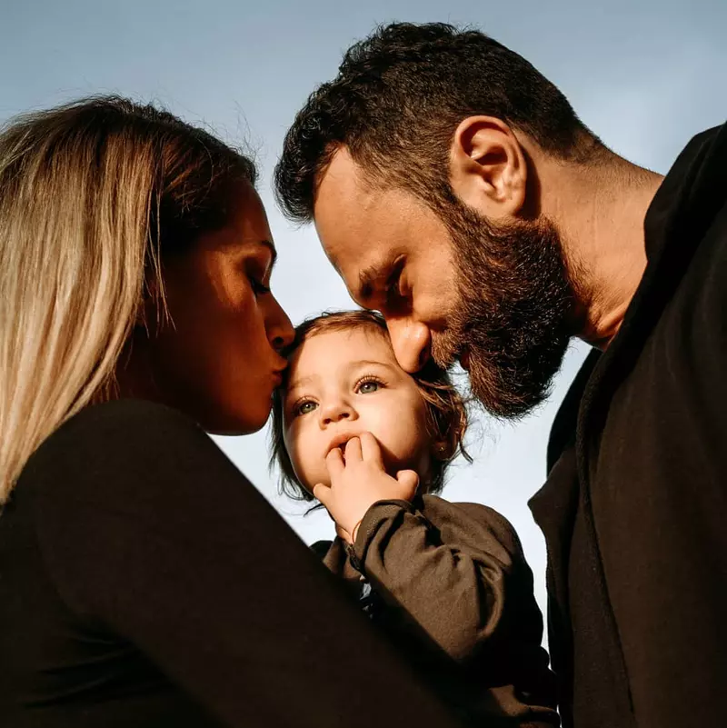 Feli, logodnicul ei Cătălin și fiica lor Nora Luna