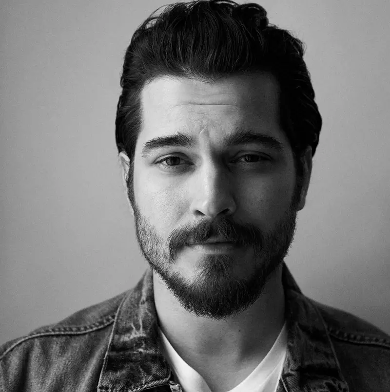 Çağatay Ulusoy s-a întors la Netflix. Despre ce e vorba în noul său serial, „Kübra”