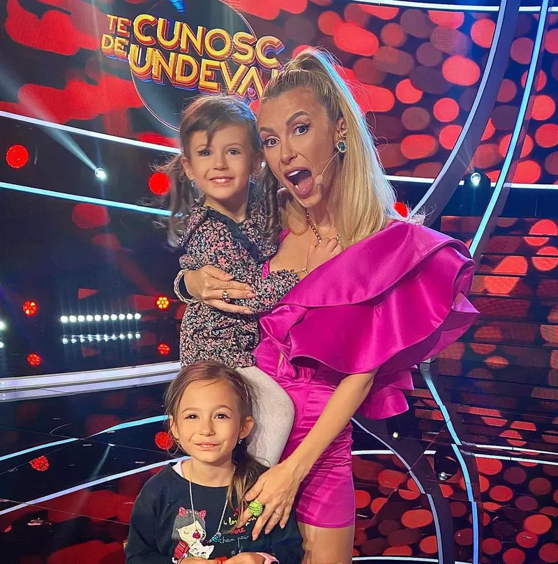 andreea-balan-alaturi-de-fiicele-ei-pe-scena-1