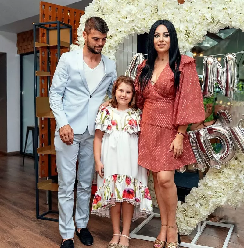 Oana Roman, Marius Elisei și fiica lor, Isabela