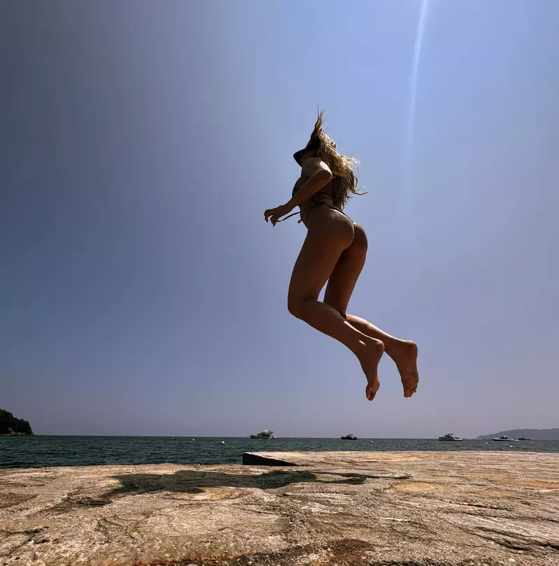 Delia în costum de baie (1)