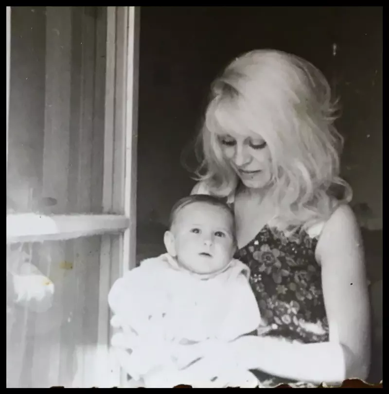 Andreea Esca a publicat și două imagini de colecție cu mama ei (2)