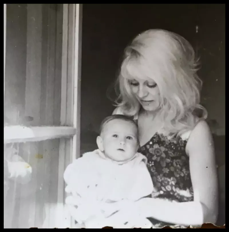 Andreea Esca a publicat și două imagini de colecție cu mama ei (2)