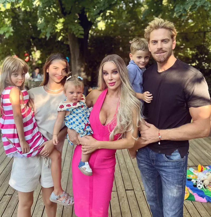 Alina Laufer și Ilan Laufer alături de copii (1)