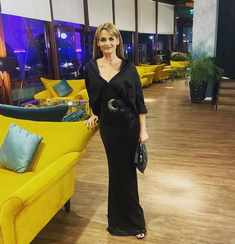 Elvira Deatcu, într-o ținută neagră elegantă