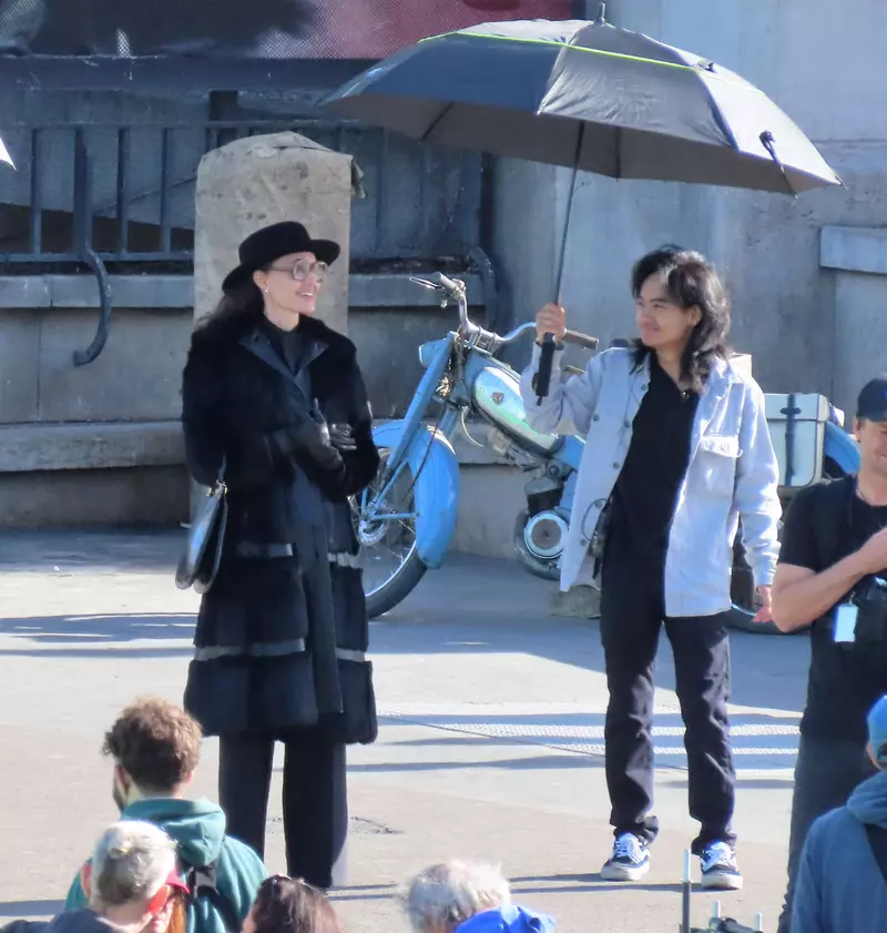 Angelina Jolie, împreună cu băieții ei, la filmările pentru „Maria”. Cum o ajută Maddox și Pax pe mama lor
