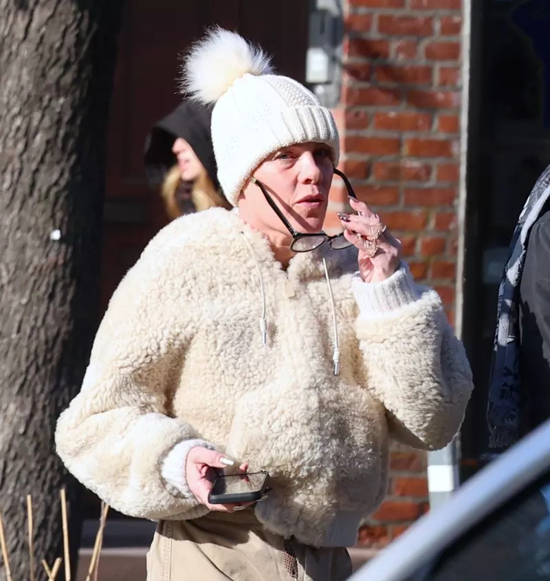 NY: Pink out and about in New York