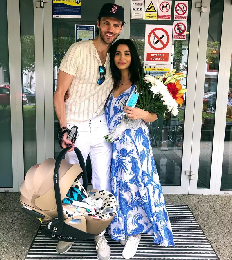 Lili Sandu a născut pe data de 10 august un băiețel perfect sănătos. Vedeta a devenit pentru prima dată mămică și a fost în culmea fericirii, chiar dacă Silviu Tolu nu i-a putut fi alături în aceste momente din cauza restricțiilor impuse de pandemia de coronavirus.