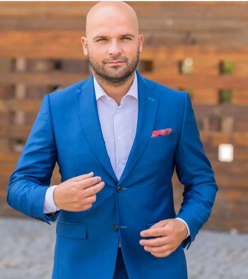 andrei stefanescu in costum