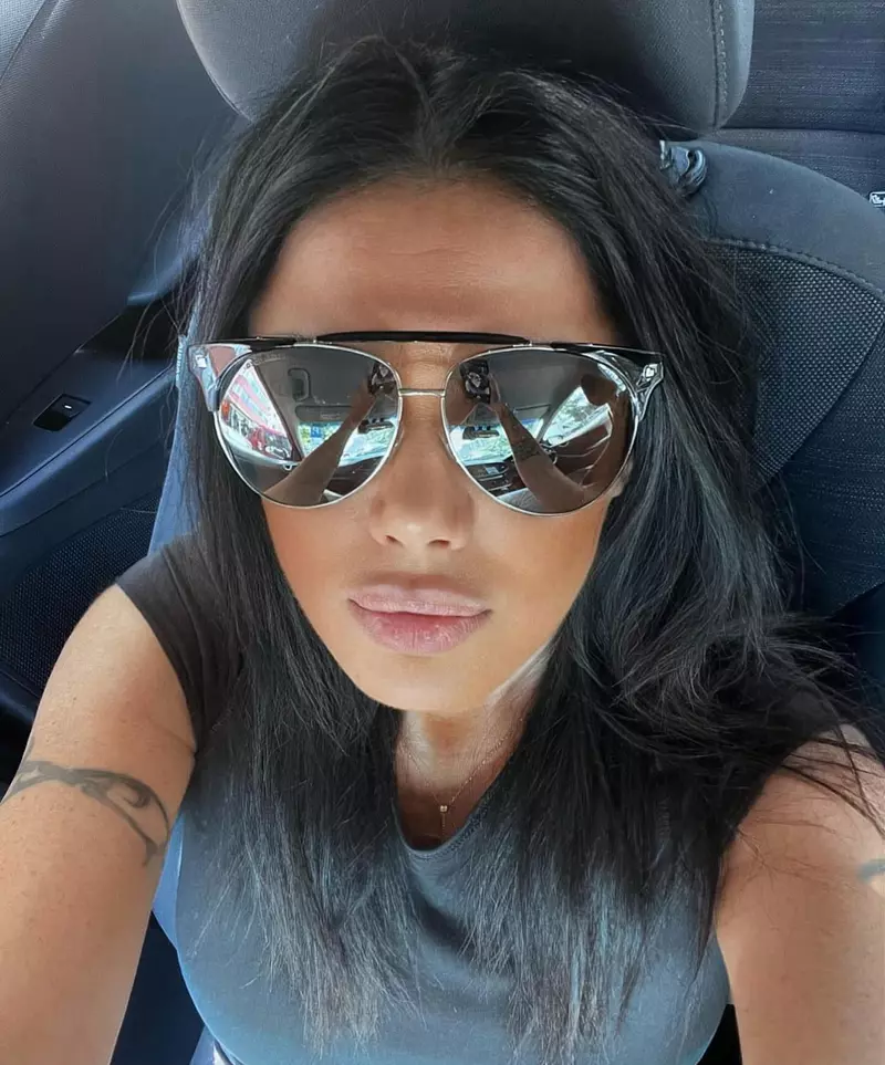 oana zavoranu cu ochelari de soare