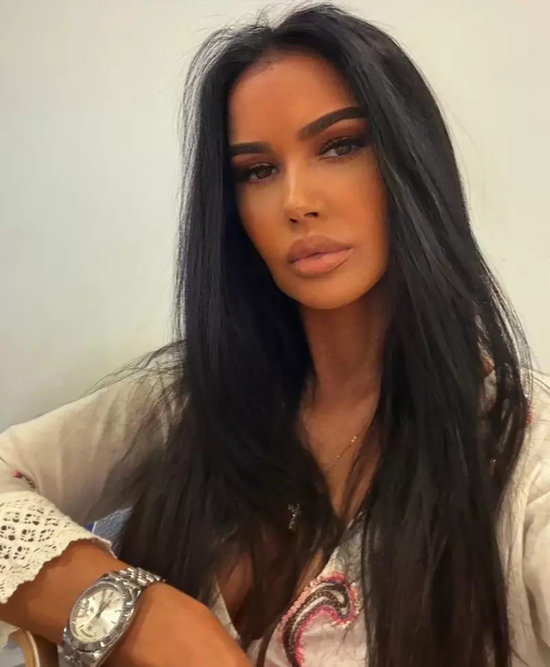 oana zavoranu in alb