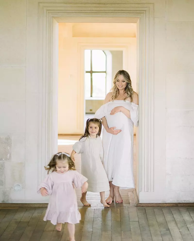 Laura Cosoi, ședință foto în lenjerie intimă, în luna a noua de sarcină. „Corpul arată altfel”